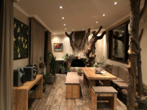 The Oaktree House In The Very Heart Of The City